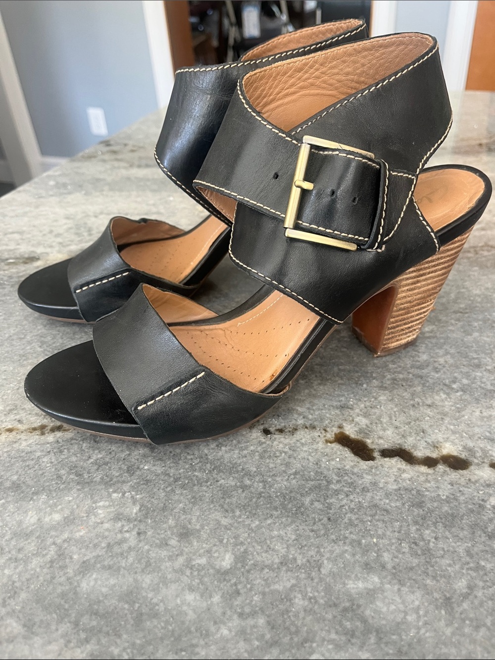 Clark’s Black Leather Block Heel Sandals with Buckle 71/2 D Width